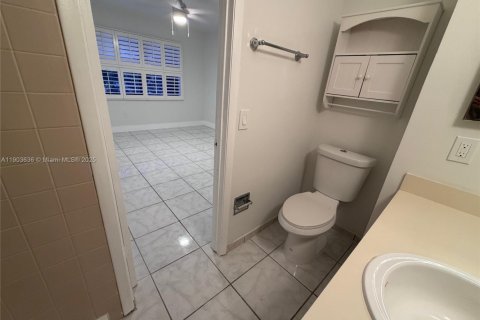 Condo in Miami, Florida, 2 bedrooms  № 1956042 - photo 15