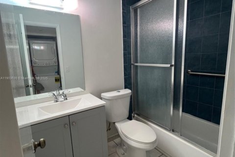 Condo in Miami, Florida, 2 bedrooms  № 1956042 - photo 9