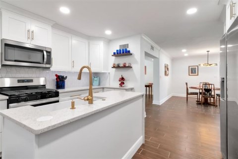 House in Tampa, Florida 3 bedrooms, 221.2 sq.m. № 1744435 - photo 8