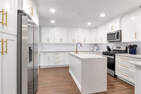 House in Tampa, Florida 3 bedrooms, 221.2 sq.m. № 1744435 - photo 9