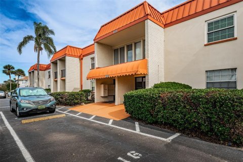 Condo in Treasure Island, Florida, 2 bedrooms № 2350167