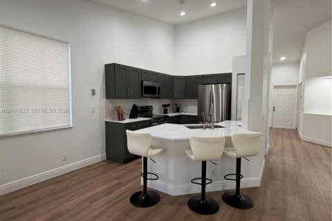 House in Weston, Florida 3 bedrooms, 142.33 sq.m. № 2428151 - photo 4