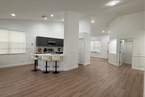 House in Weston, Florida 3 bedrooms, 142.33 sq.m. № 2428151 - photo 8