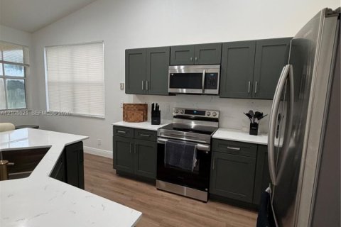 House in Weston, Florida 3 bedrooms, 142.33 sq.m. № 2428151 - photo 7