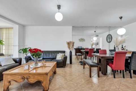 Купить кондоминиум в Тамарак, Флорида 2 спальни, 99.87м2, № 1768943 - фото 17