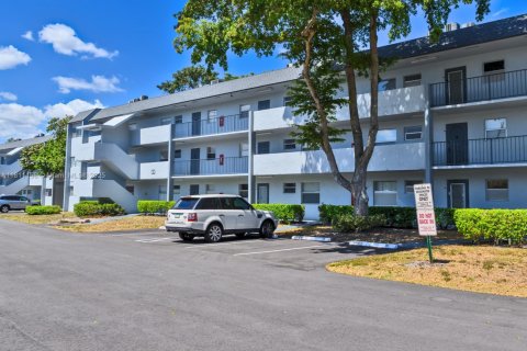 Купить кондоминиум в Тамарак, Флорида 2 спальни, 99.87м2, № 1768943 - фото 3