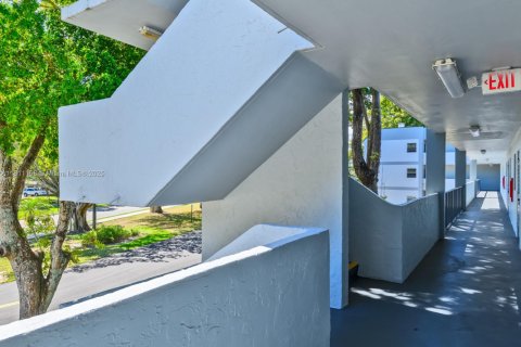 Купить кондоминиум в Тамарак, Флорида 2 спальни, 99.87м2, № 1768943 - фото 5