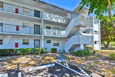 Купить кондоминиум в Тамарак, Флорида 2 спальни, 99.87м2, № 1768943 - фото 4