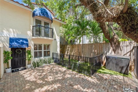 Touwnhouse à louer à Miami, Floride: 3 chambres, 160.72 m2 № 2076357 - photo 2