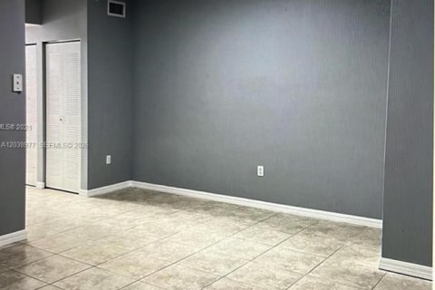 Condo in Miami, Florida, 1 bedroom  № 2182647 - photo 4