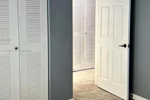 Condo in Miami, Florida, 1 bedroom  № 2182647 - photo 6