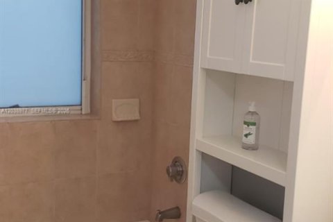 Condo in Miami, Florida, 1 bedroom  № 2182647 - photo 9