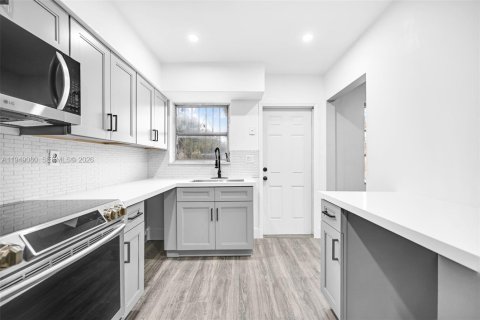 Снять в аренду квартиру в Майами, Флорида 4 спальни, 134.71м2, № 2005088 - фото 29