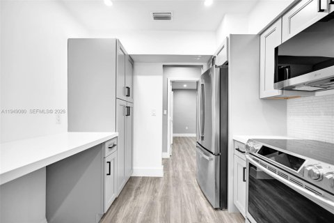 Снять в аренду квартиру в Майами, Флорида 4 спальни, 134.71м2, № 2005088 - фото 30