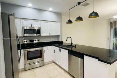 Adosado en alquiler en Miramar, Florida, 3 dormitorios № 2066114 - foto 4