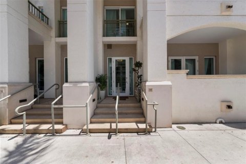 Condo in Tampa, Florida, 2 bedrooms  № 1767217 - photo 1