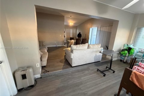 Купить виллу или дом в Норт-Майами-Бич, Флорида 3 спальни, 123.19м2, № 2043582 - фото 18