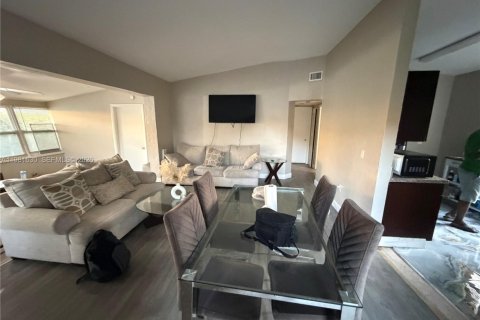 Купить виллу или дом в Норт-Майами-Бич, Флорида 3 спальни, 123.19м2, № 2043582 - фото 12