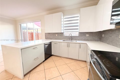 Townhouse in Miami, Florida 3 bedrooms, 145.3 sq.m. № 2041447 - photo 11