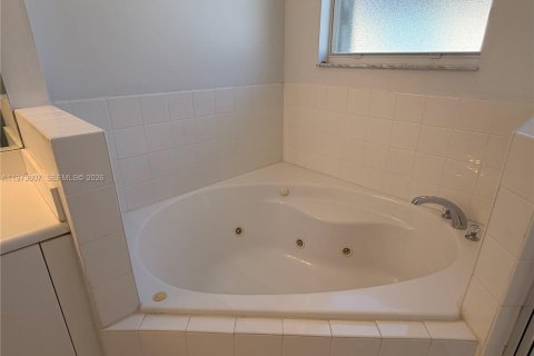 Townhouse in Miami, Florida 3 bedrooms, 145.3 sq.m. № 2041447 - photo 23