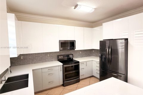 Townhouse in Miami, Florida 3 bedrooms, 145.3 sq.m. № 2041447 - photo 10