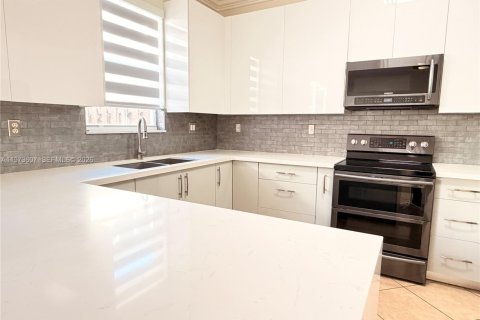 Townhouse in Miami, Florida 3 bedrooms, 145.3 sq.m. № 2041447 - photo 13