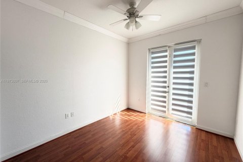 Townhouse in Miami, Florida 3 bedrooms, 145.3 sq.m. № 2041447 - photo 28