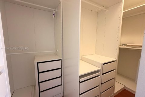 Townhouse in Miami, Florida 3 bedrooms, 145.3 sq.m. № 2041447 - photo 24