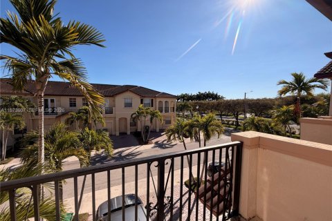 Townhouse in Miami, Florida 3 bedrooms, 145.3 sq.m. № 2041447 - photo 2