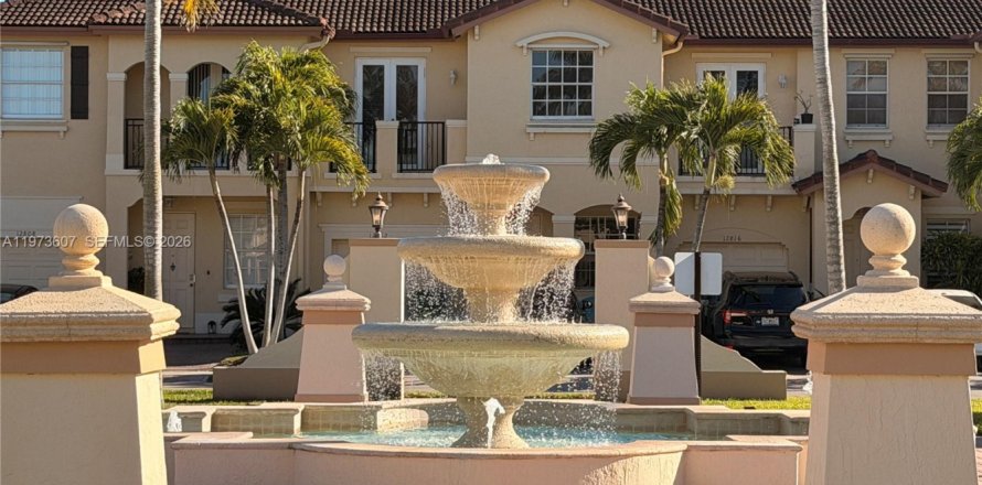 Townhouse in Miami, Florida 3 bedrooms, 145.3 sq.m. № 2041447