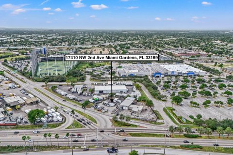 Commercial property in Miami Gardens, Florida № 1462488 - photo 1
