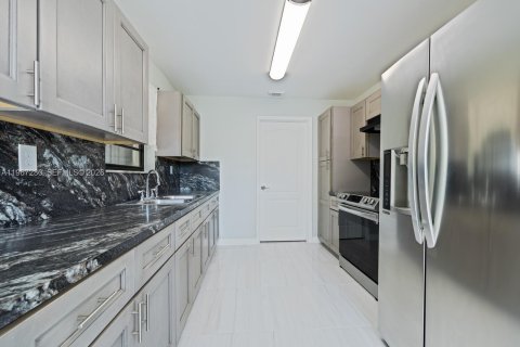 House in Homestead, Florida 4 bedrooms, 138.42 sq.m. № 2028574 - photo 8