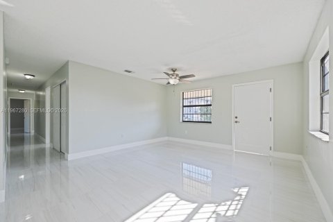 House in Homestead, Florida 4 bedrooms, 138.42 sq.m. № 2028574 - photo 6