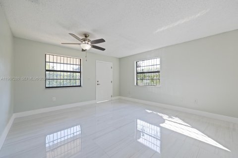 House in Homestead, Florida 4 bedrooms, 138.42 sq.m. № 2028574 - photo 5