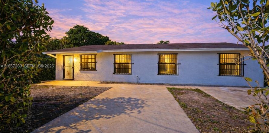 House in Homestead, Florida 4 bedrooms, 138.42 sq.m. № 2028574