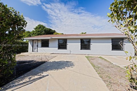 House in Homestead, Florida 4 bedrooms, 138.42 sq.m. № 2028574 - photo 3
