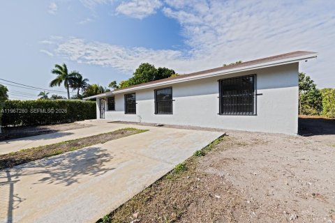 House in Homestead, Florida 4 bedrooms, 138.42 sq.m. № 2028574 - photo 4