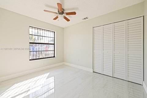 House in Homestead, Florida 4 bedrooms, 138.42 sq.m. № 2028574 - photo 16