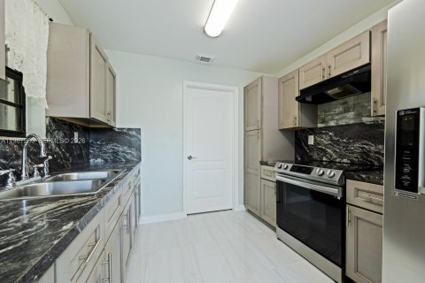 House in Homestead, Florida 4 bedrooms, 138.42 sq.m. № 2028574 - photo 9