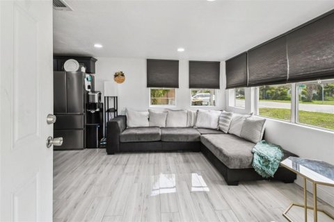 House in Lakeland, Florida 3 bedrooms, 81.66 sq.m. № 1915062 - photo 2