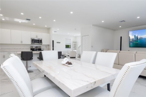 House in Homestead, Florida 5 bedrooms, 245.26 sq.m. № 1845815 - photo 10