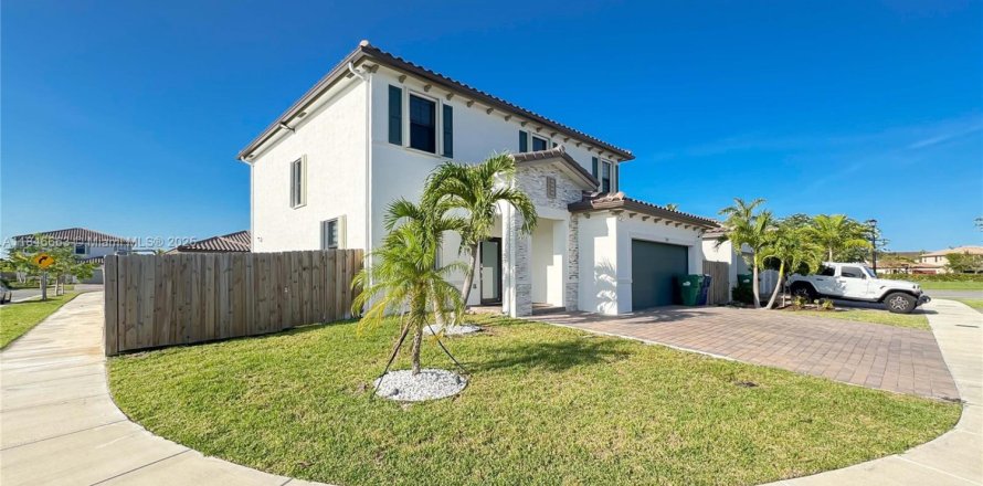 House in Homestead, Florida 5 bedrooms, 245.26 sq.m. № 1845815