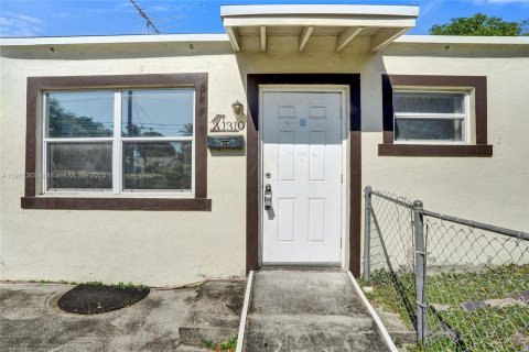 Propiedad comercial en venta en Hollywood, Florida, 159.61 m2 № 1972911 - foto 2