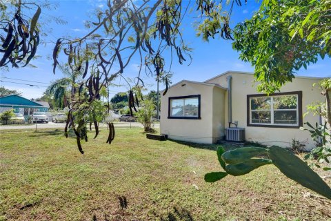 Propiedad comercial en venta en Hollywood, Florida, 159.61 m2 № 1972911 - foto 4