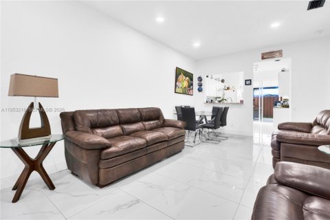 Villa ou maison à vendre à Homestead, Floride: 3 chambres, 110.46 m2 № 2008118 - photo 3