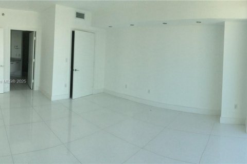 Condo in Miami, Florida, 2 bedrooms  № 1890847 - photo 6