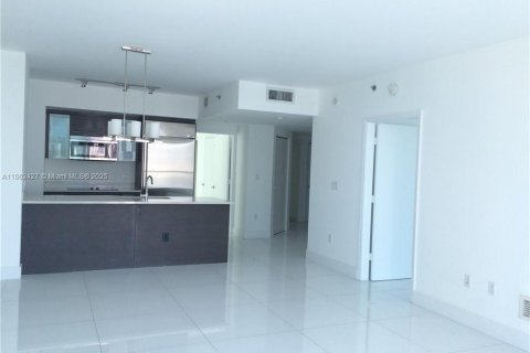 Condo in Miami, Florida, 2 bedrooms  № 1890847 - photo 1