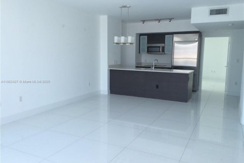 Condo in Miami, Florida, 2 bedrooms  № 1890847 - photo 2