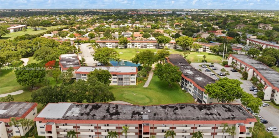 Condo in Pembroke Pines, Florida, 2 bedrooms № 1694276