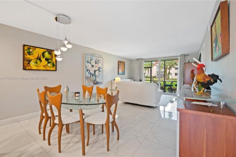 Condo in Pembroke Pines, Florida, 2 bedrooms  № 1694276 - photo 8